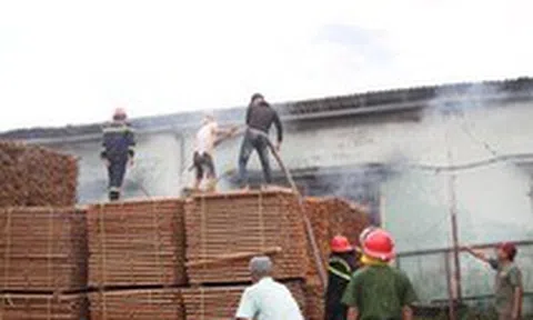 Lại cháy lớn ở Khu công nghiệp Phú Tài, sau 4 tiếng vẫn chưa được khống chế