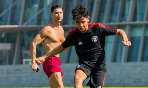 'Bố hổ' Cristiano Ronaldo