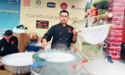 Che ô, đội nón xì xụp ăn phở tại Hà Nội