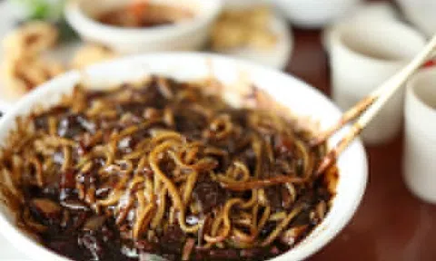 Vì sao mì tương đen trở thành 'món ăn quốc dân' tại Hàn Quốc?