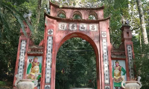 Bên trong đền Hùng trước ngày giỗ Tổ