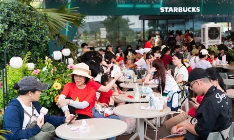 Hàng quán gần phố đi bộ Nguyễn Huệ đông nghìn nghịt sau tổng duyệt