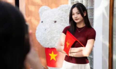 Quán cà phê bán nghìn ly mỗi ngày nhờ trang trí cờ đỏ sao vàng