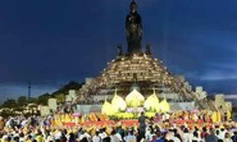 Hàng ngàn người thắp nến cầu nguyện hòa bình thế giới tại núi Bà Đen