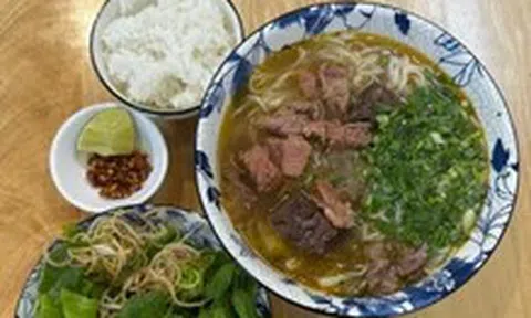 Ăn canh cá cơm lá me đất, bún xáo bò cơm nguội và cà pháo trắng giòn quán Mệ Nhơn