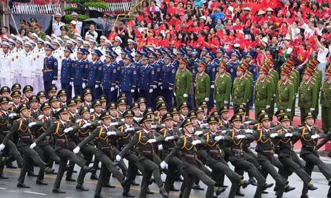 Hàng vạn người đội mưa tham gia diễu hành chào mừng 70 năm Ngày giải phóng Hải Phòng