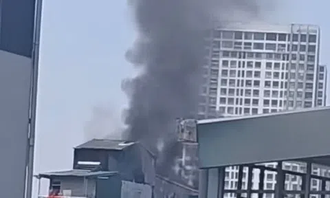 Hà Nội: Cháy nhà cao tầng trong ngõ Triều Khúc, nhiều người bỏ chạy ra ngoài