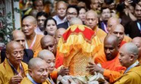 Xá lợi Phật về tới chùa Quán Sứ, biển người cờ hoa nghênh đón