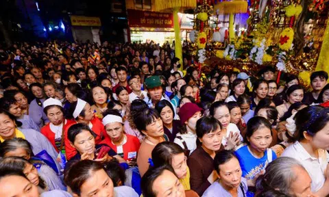 Hàng ngàn người xếp hàng xuyên đêm chiêm bái xá lợi Đức Phật